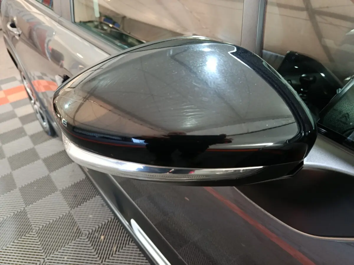 Gros plan sur le rétroviseur droit noir brillant avec clignotant intégré de la Citroën C3 gris foncé 2024.