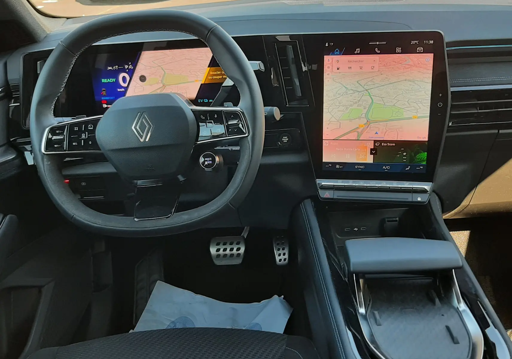 Intérieur noir du Renault Austral E-Tech 2025, vue frontale du tableau de bord avec écran tactile vertical et volant multifonction.