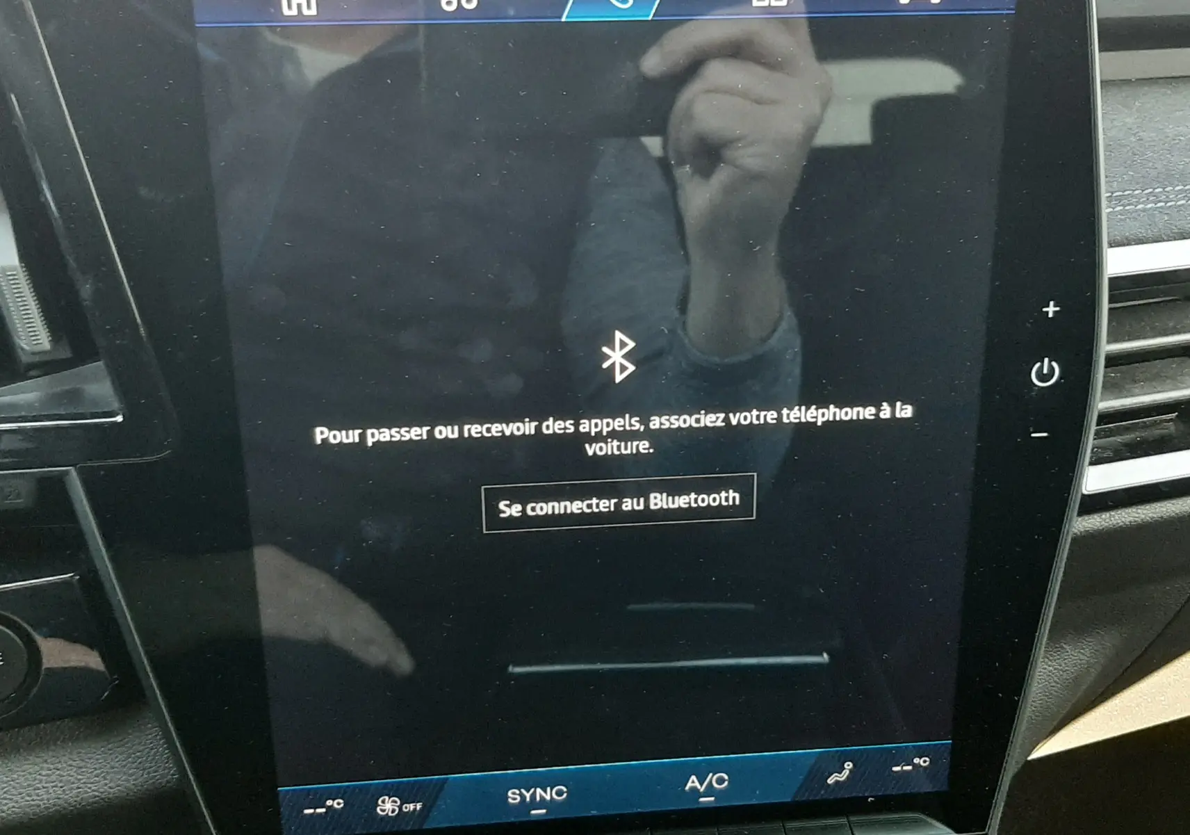 Écran tactile central de la Renault Austral E-Tech 2025, affichant la connexion Bluetooth, intérieur noir visible.