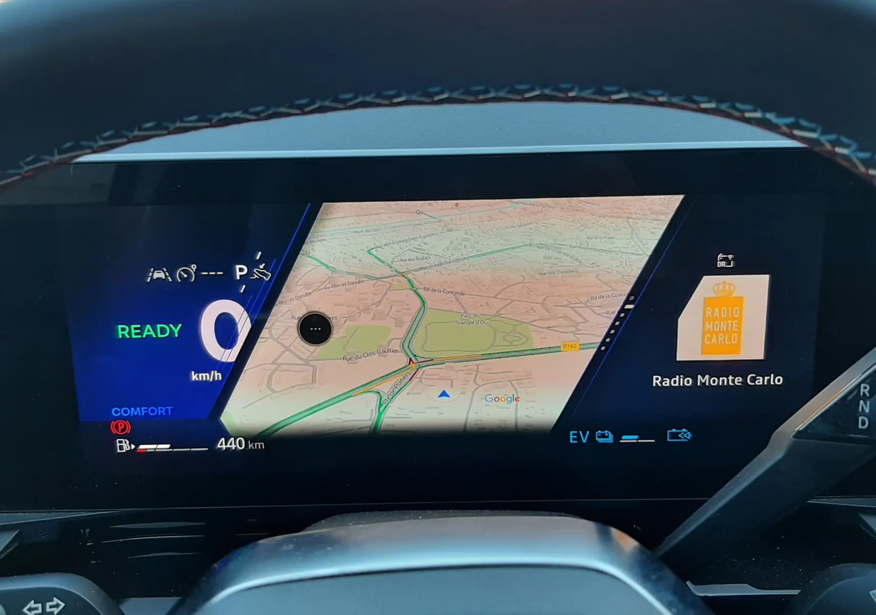 Tableau de bord numérique du Renault Austral 2025, affichant la navigation, la vitesse à 0 km/h et la radio Monte Carlo.