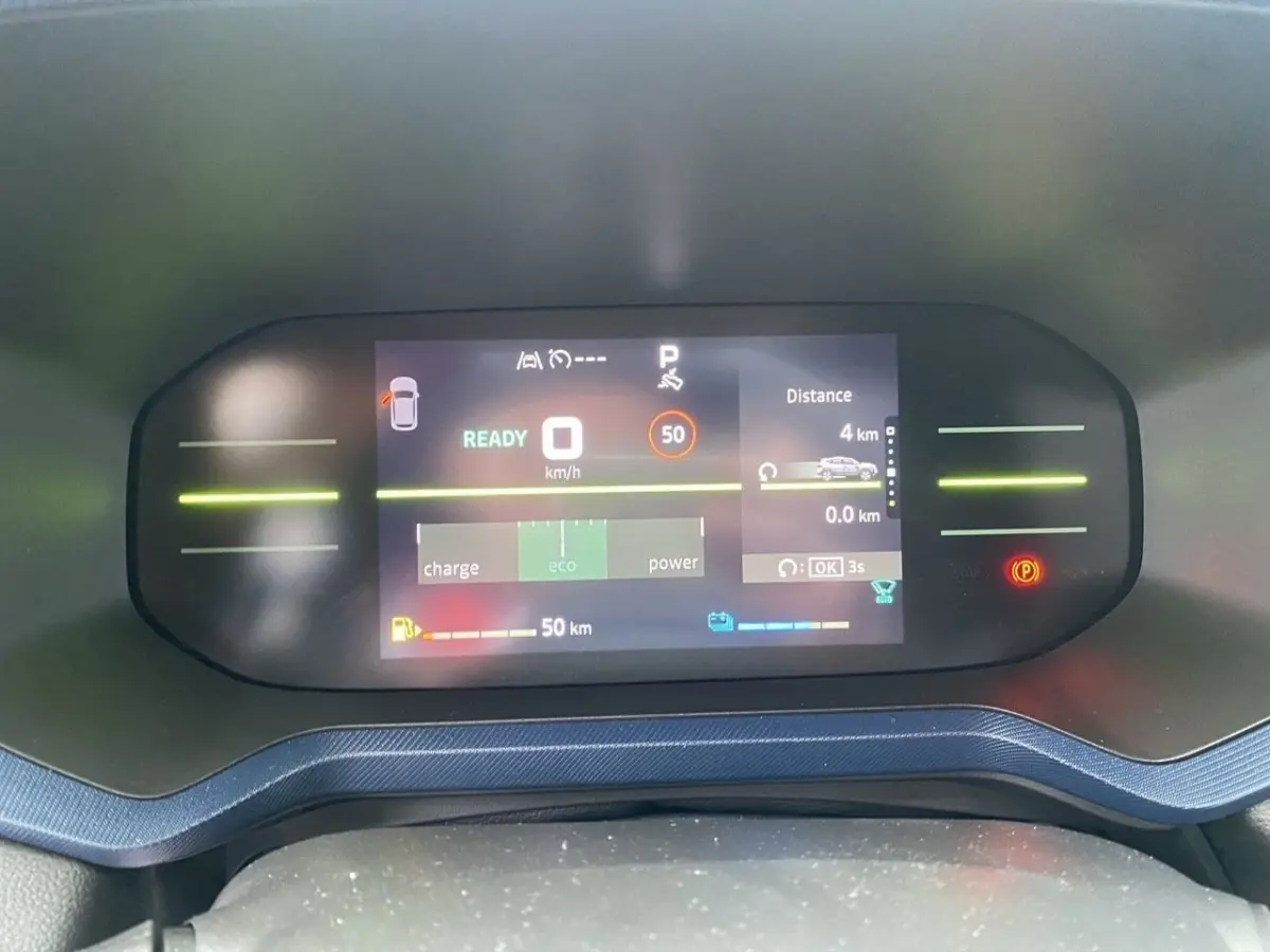 Affichage numérique multifonctions du combiné instruments du Dacia Duster beige, avec indicateur vitesse et mode éco.