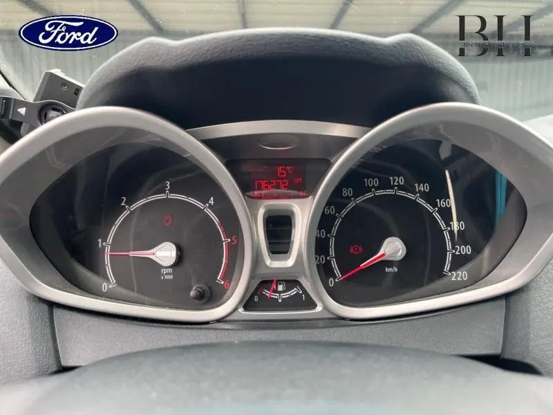 Vue rapprochée du tableau de bord de la Ford Fiesta gris lunaire, affichant compte-tours et vitesse en km/h.