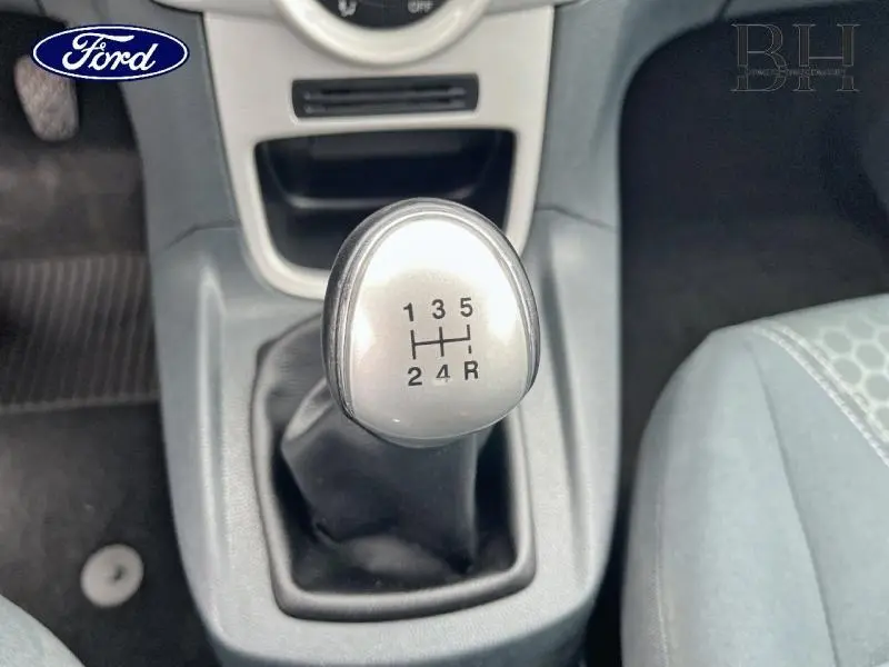 Gros plan sur le levier de vitesses manuel gris argenté de la Ford Fiesta Titanium 2012, intérieur tissu gris.