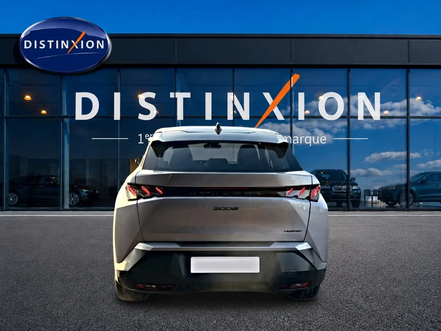 Vue arrière d'un Peugeot 3008 gris 2025 avec feux arrière LED distinctifs et becquet arrière visible.