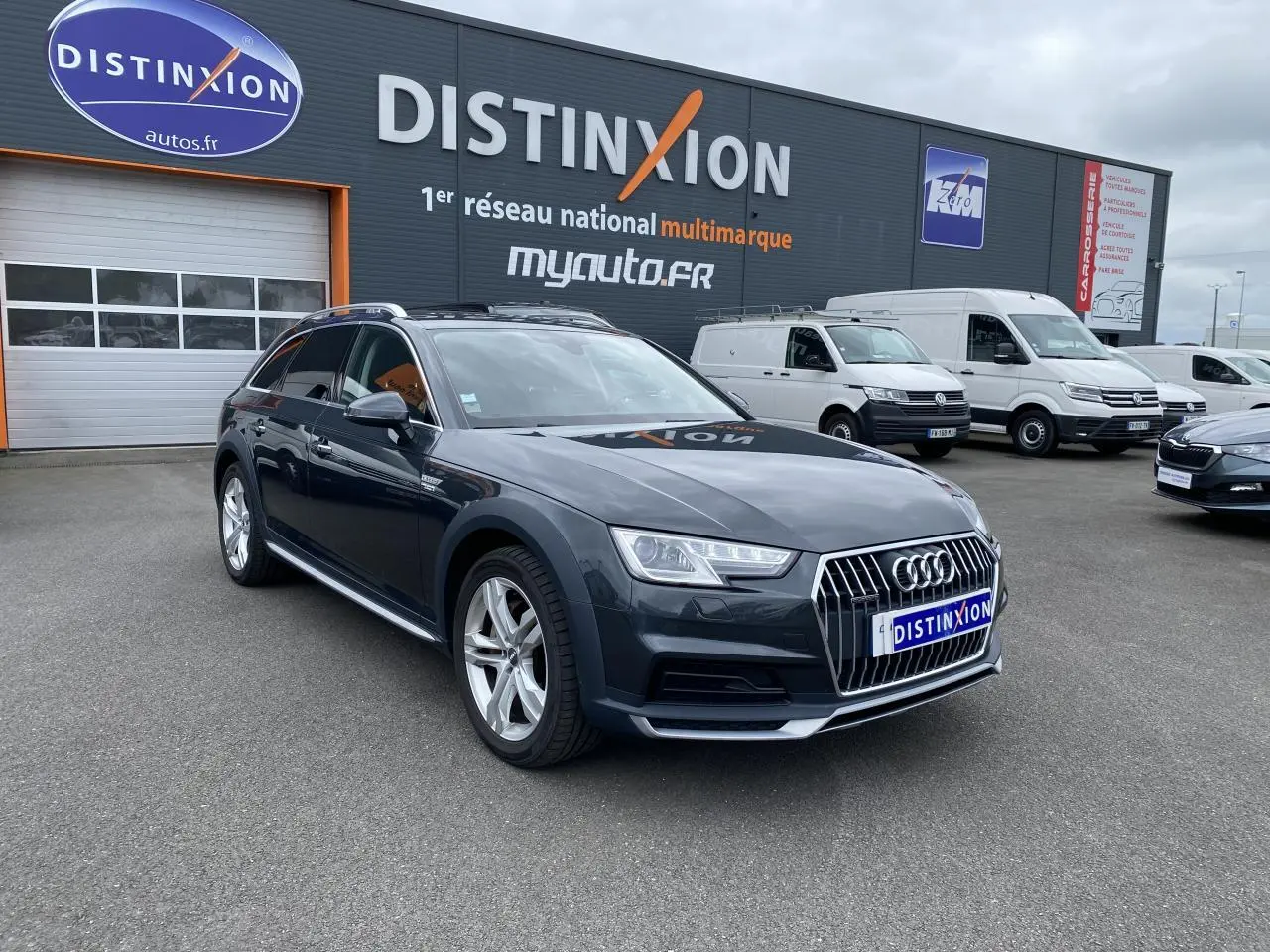Audi A4 Allroad Quattro gris Manhattan vue 3/4 avant droit avec jantes aluminium et vitres surteintées.
