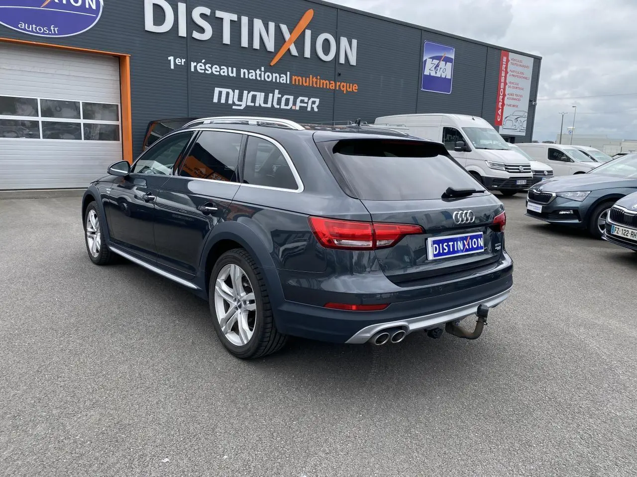 Audi A4 Allroad Quattro gris Manhattan vue 3/4 arrière droit avec crochet d'attelage et vitres surteintées