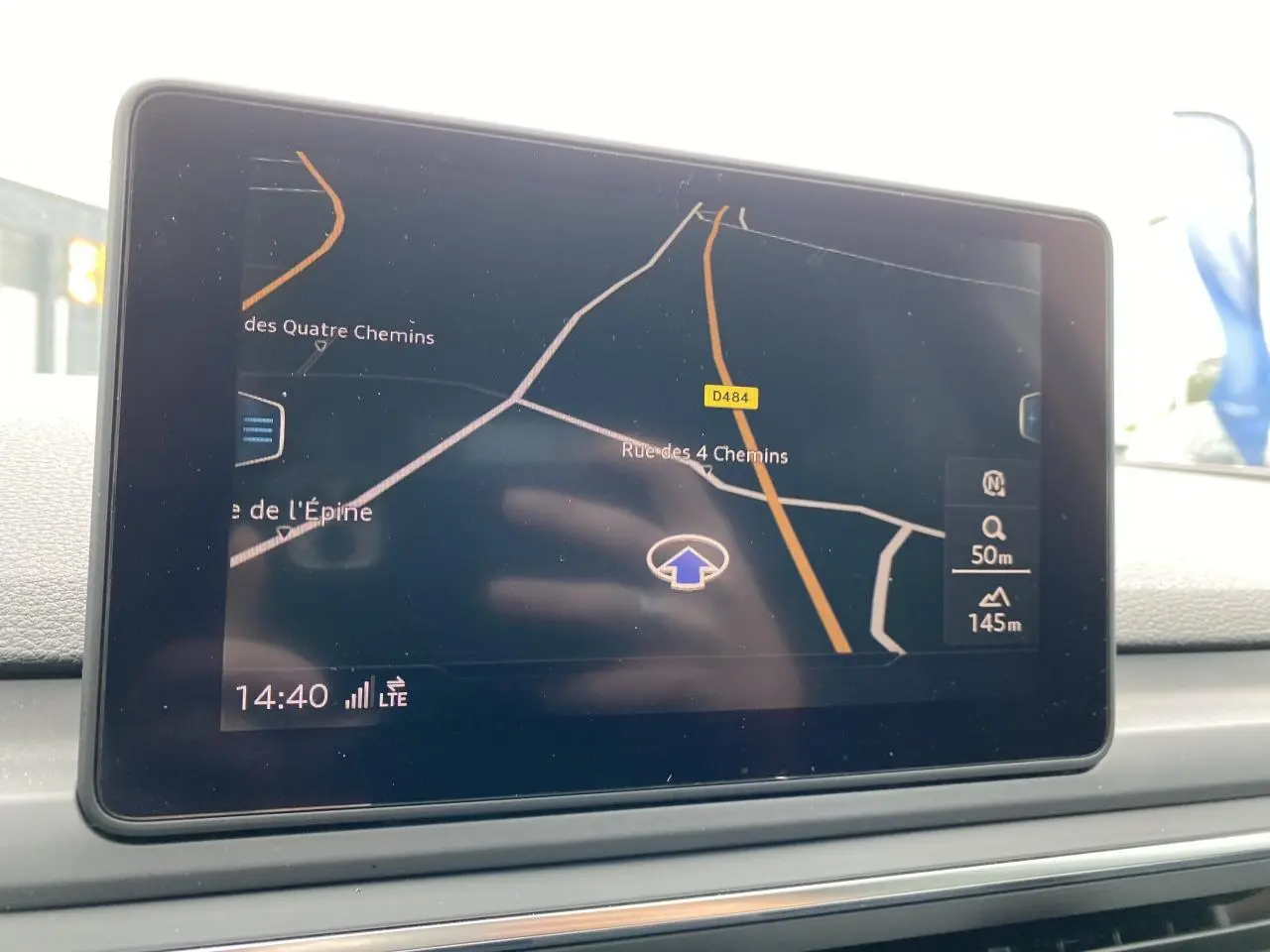 Écran de navigation MMI de l'Audi A4 Allroad Quattro 2016 affichant une carte routière intérieure.