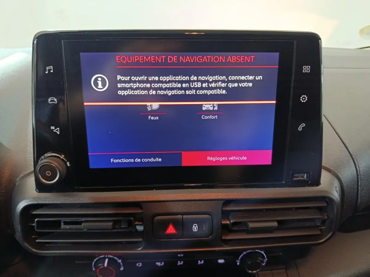 Écran central tactile du tableau de bord du Citroën Berlingo blanc, affichant un message d'absence de navigation.