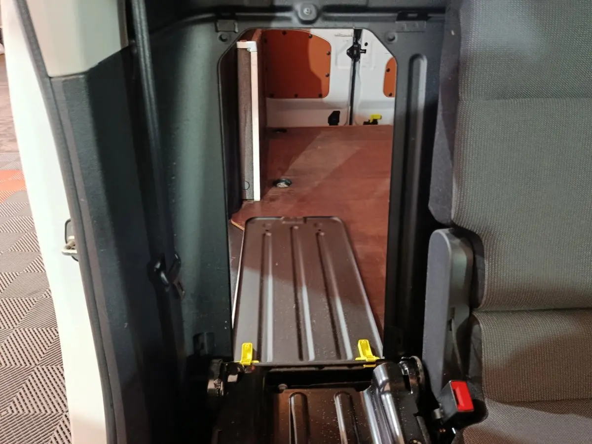 Vue intérieure du Citroën Berlingo blanc 2021, montrant l’accès au compartiment de chargement depuis l’habitacle côté droit.