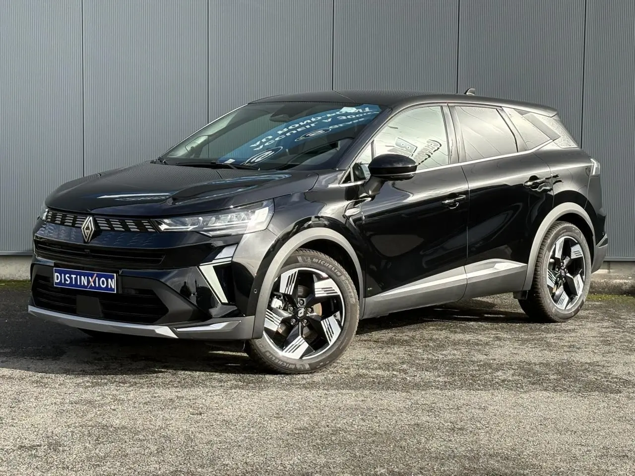 Renault SYMBIOZ E-Tech noir étoilé, vue 3/4 avant droit, avec jantes 18 pouces et détails chromés modernes.