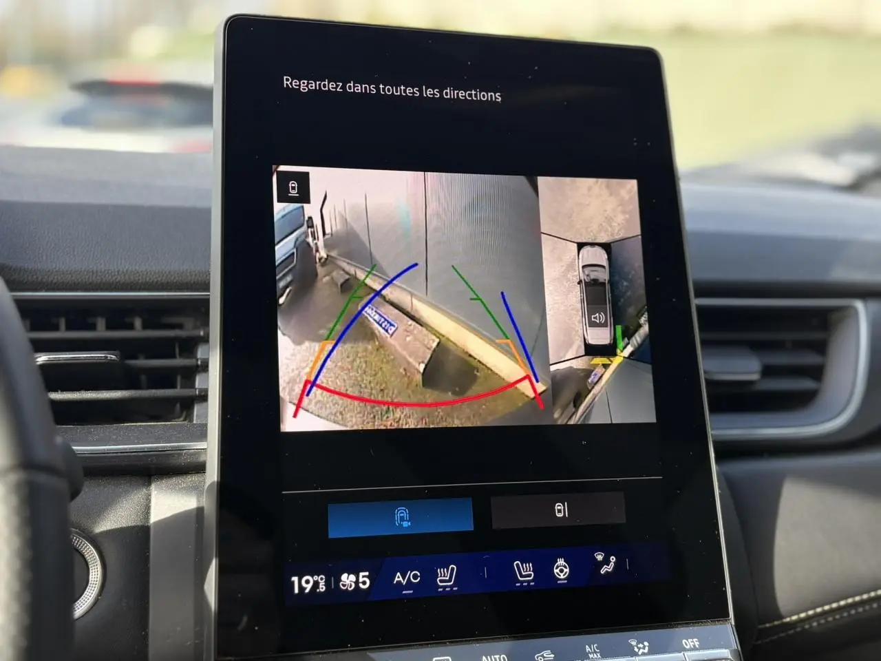 Écran tactile intérieur de la Renault Symbioz 2025 montrant la caméra 360° en vue arrière avec guidage coloré.