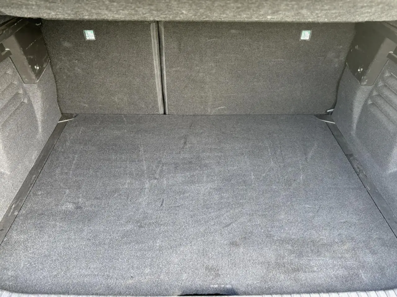 Vue intérieure du coffre spacieux et propre du Renault SYMBIOZ E-Tech Full Hybrid 2025 en noir étoilé.