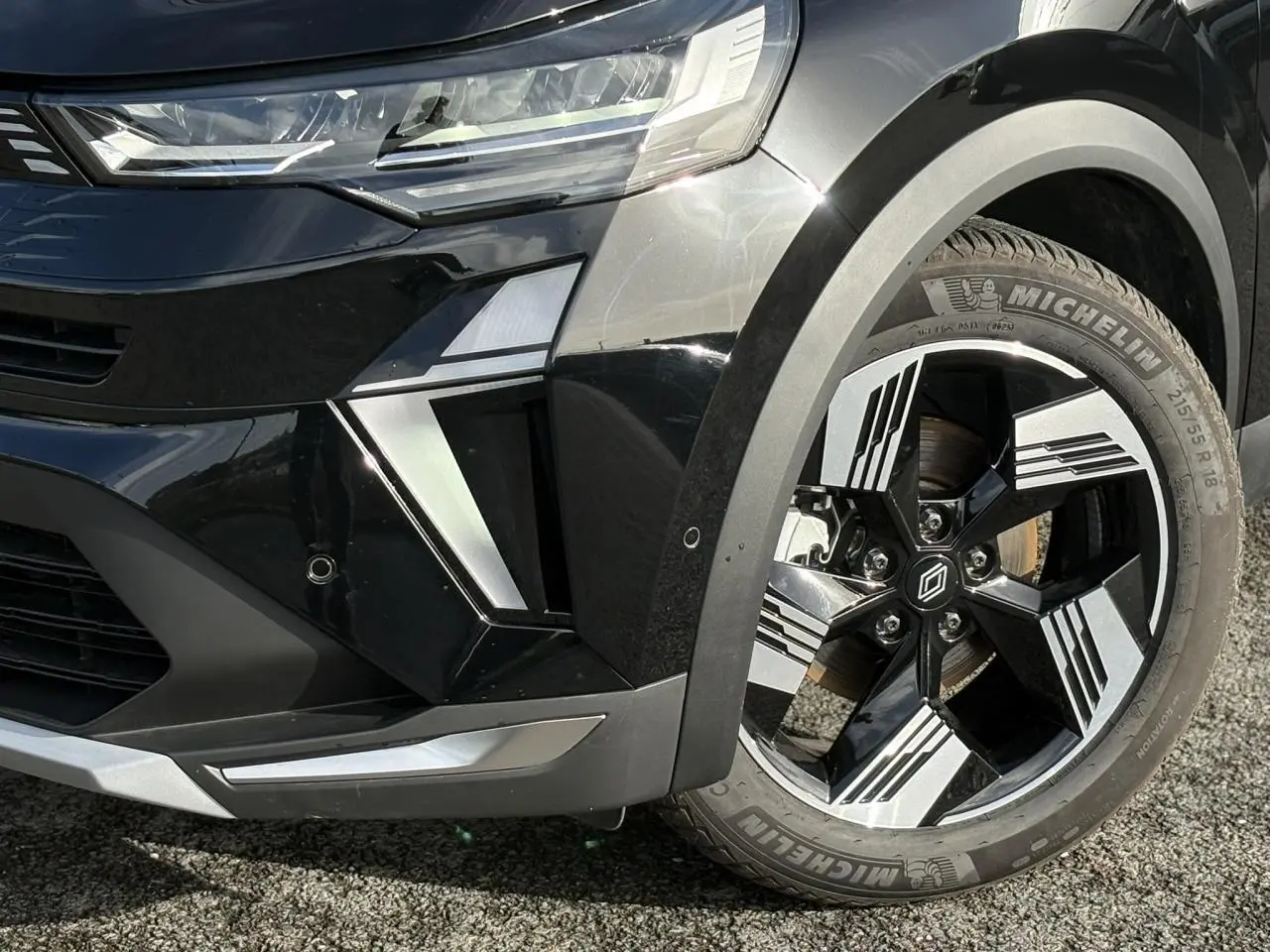 Gros plan sur l’avant droit noir étoilé du Renault SYMBIOZ 2025 avec jante 18 pouces Gravity et détails lumineux LED.