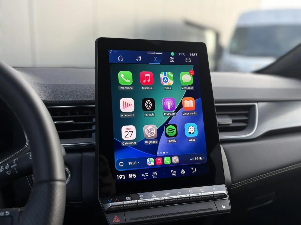 Écran tactile vertical du système multimédia Renault Symbioz 2025, vue intérieure côté conducteur.