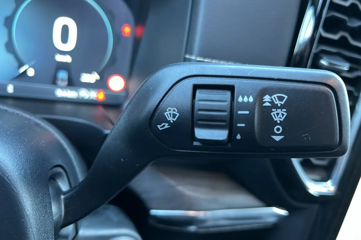 Gros plan sur la commande des essuie-glaces dans l’habitacle du Ford Ranger blanc glacier 2025.