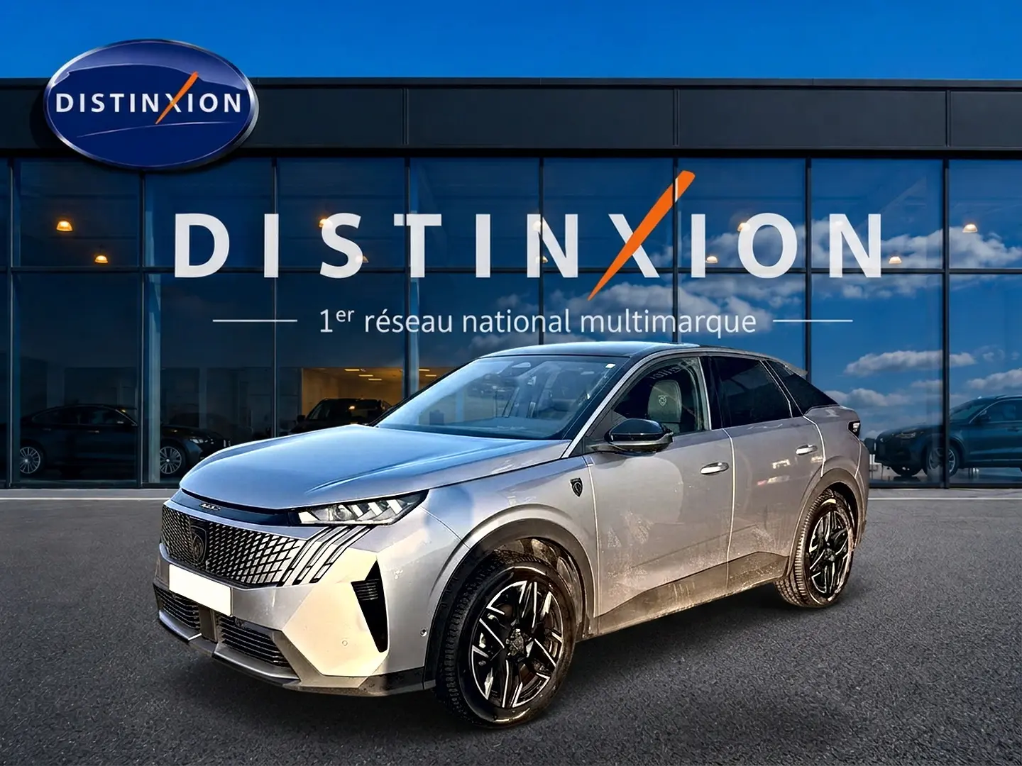Peugeot 3008 gris 3/4 avant droit avec calandre distinctive et jantes noires devant showroom Distinxion.
