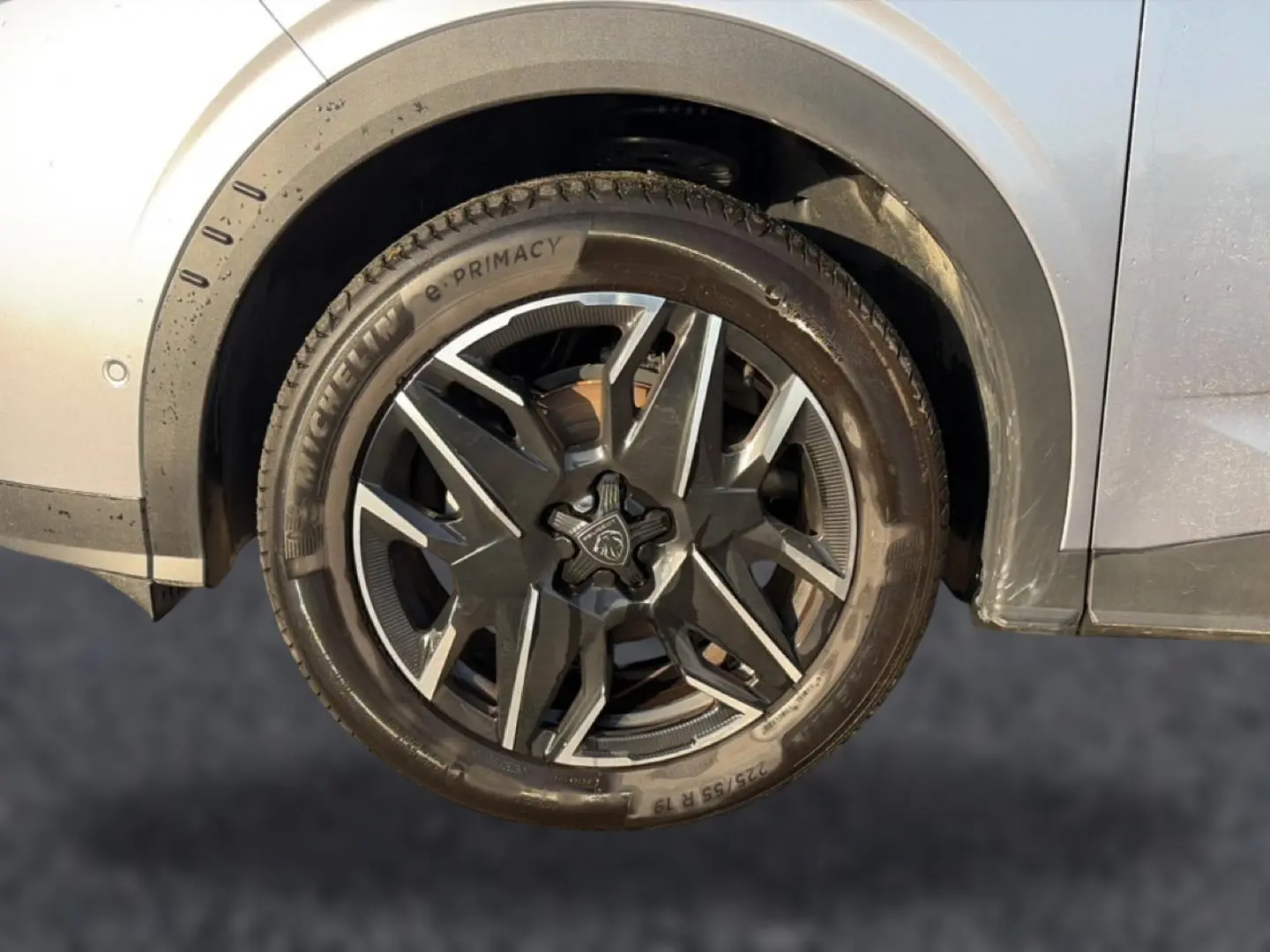 Gros plan sur la roue avant gauche gris clair d’un Peugeot 3008 1.2 hybrid 145 GT avec jante alu distinctive.