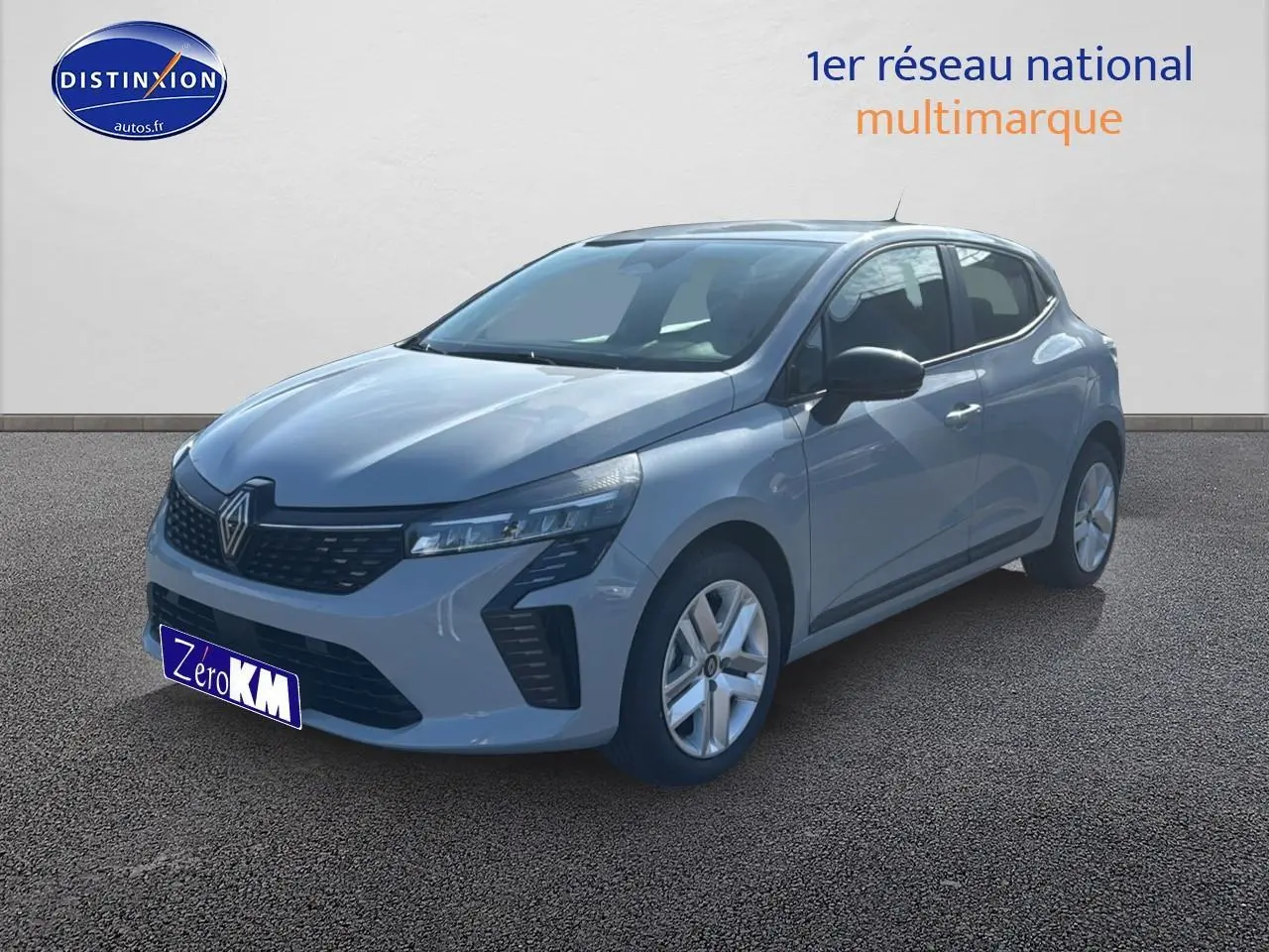 Renault Clio V gris rafale vue 3/4 avant droit, avec phares LED et jantes alliage visibles.
