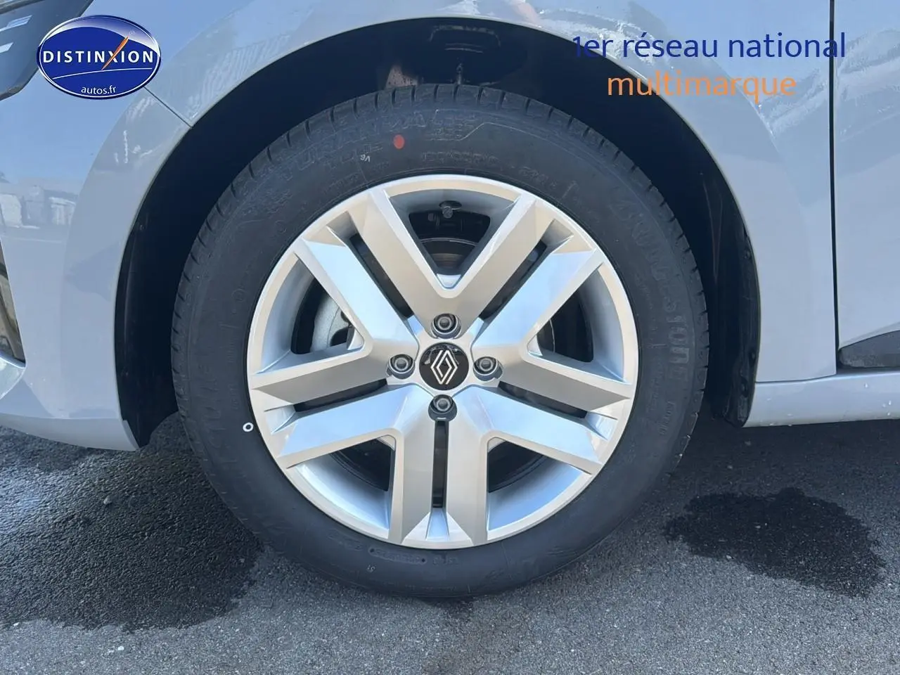 Gros plan sur la roue avant gauche de la Renault Clio V gris rafale avec jante alliage distinctive.