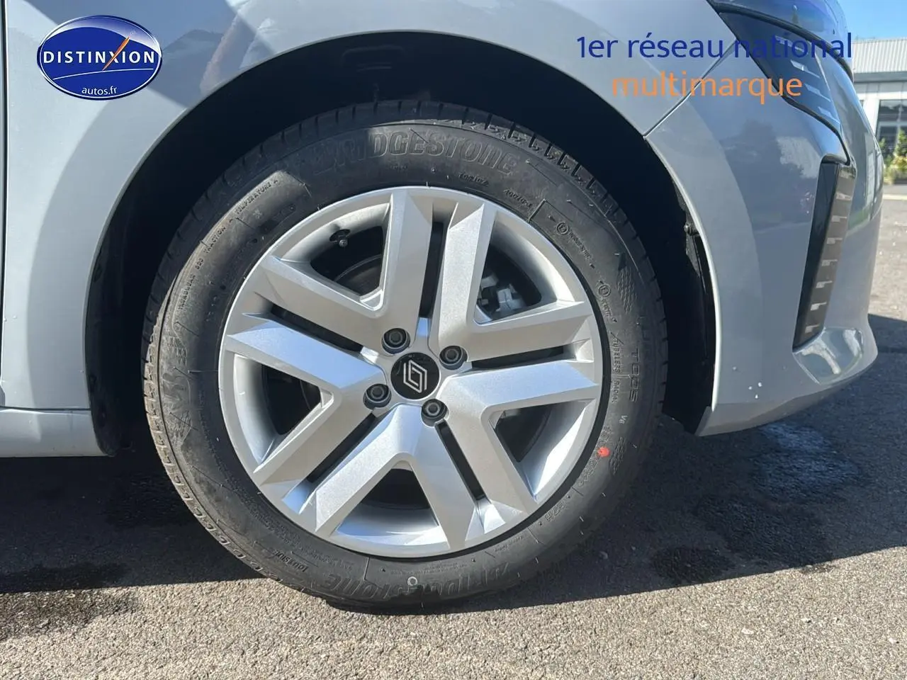 Gros plan sur la roue avant droite grise rafale de la Renault Clio V 1.5 blue dci 100 evolution avec jante alliage.