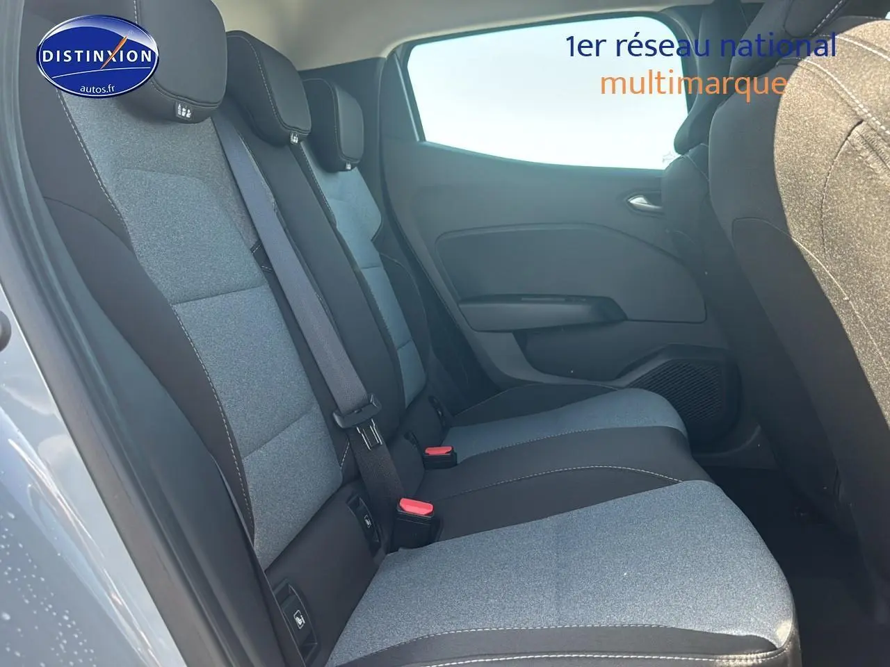 Vue latérale gauche de la banquette arrière gris clair et noir de la Renault Clio V 1.5 blue dci 100 Evolution 2025.