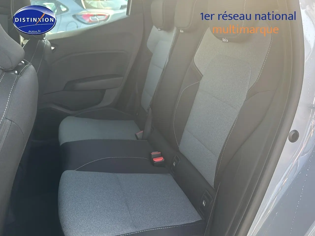 Vue intérieure côté droit sur la banquette arrière grise et noire de la Renault Clio V gris rafale.