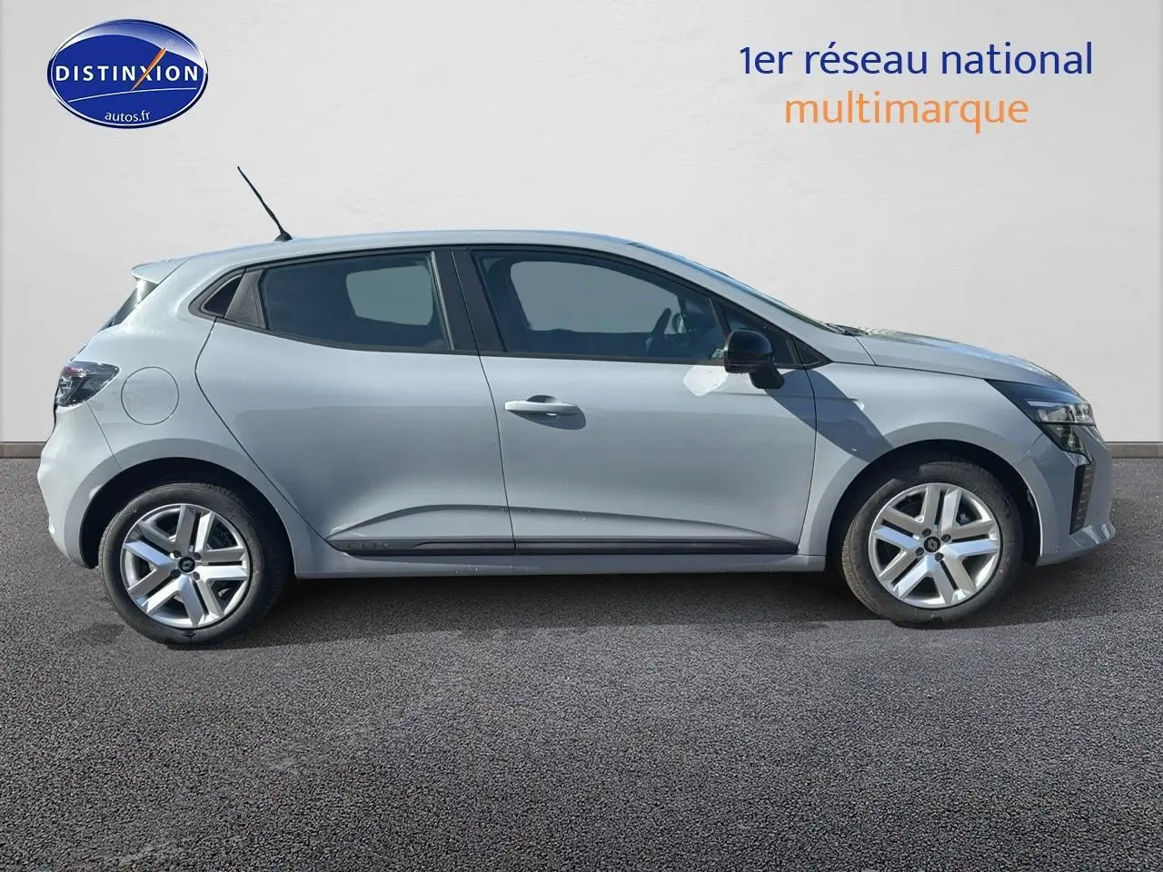 Profil droit de la Renault Clio V gris rafale 2025 avec jantes alliage et poignées ton carrosserie visibles.