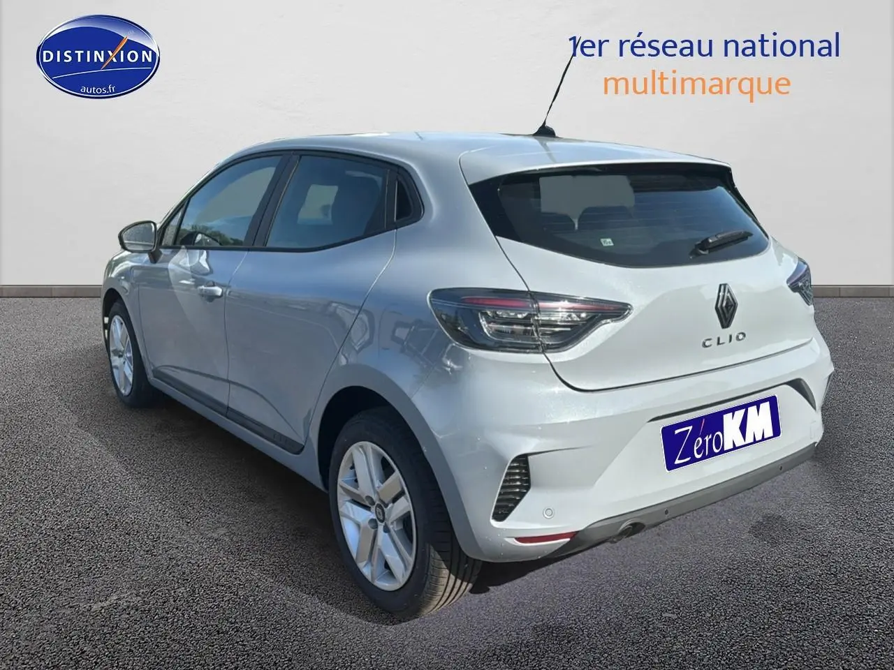 Renault Clio V gris rafale vue 3/4 arrière droit, avec feux arrière LED et becquet noir.