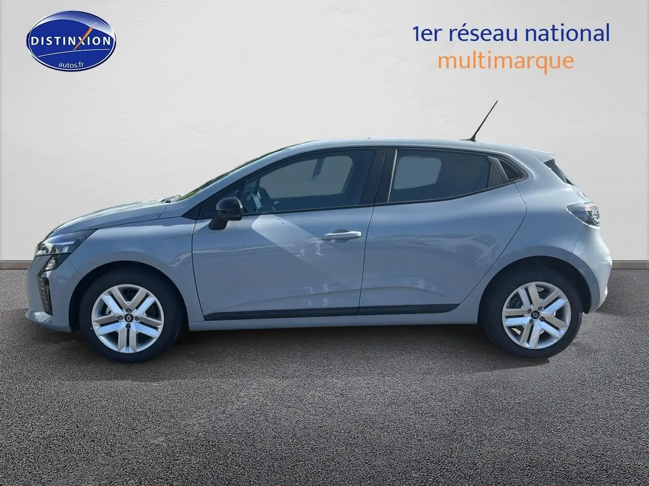 Profil droit d'une Renault Clio V gris rafale 2025 avec jantes alliage et vitres teintées sur fond neutre.