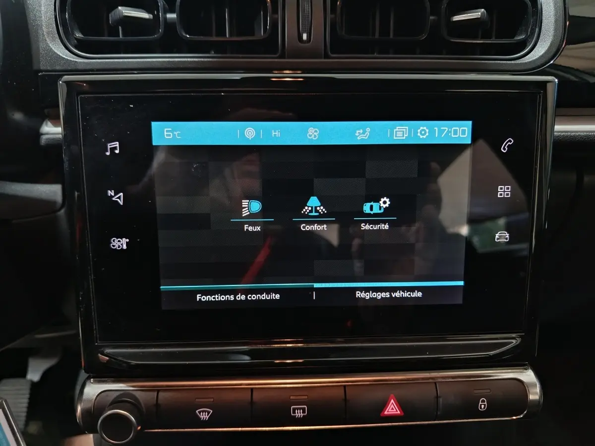 Écran tactile central de la Citroën C3 BlueHDi 100 BVM PLUS 2024, affichant les réglages véhicules, intérieur noir.