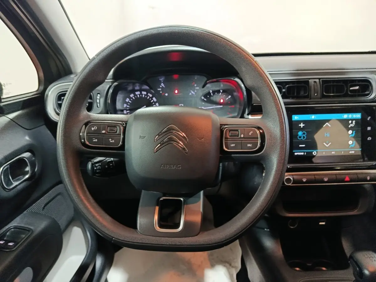 Vue intérieure centrée sur le volant multifonctions noir de la Citroën C3 2024 avec tableau de bord et écran tactile visible.