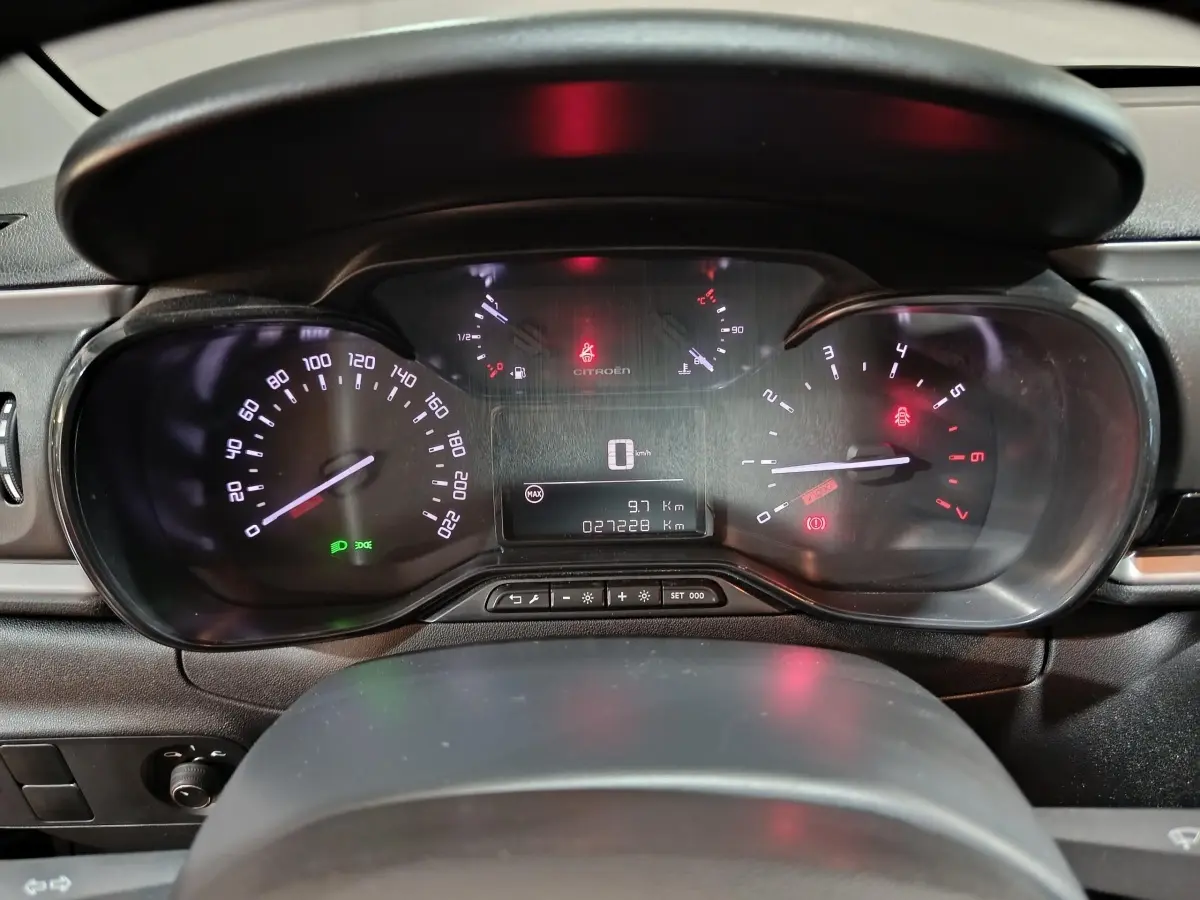 Vue rapprochée du tableau de bord numérique de la Citroën C3 2024, affichage clair avec compte-tours et vitesse digitale.