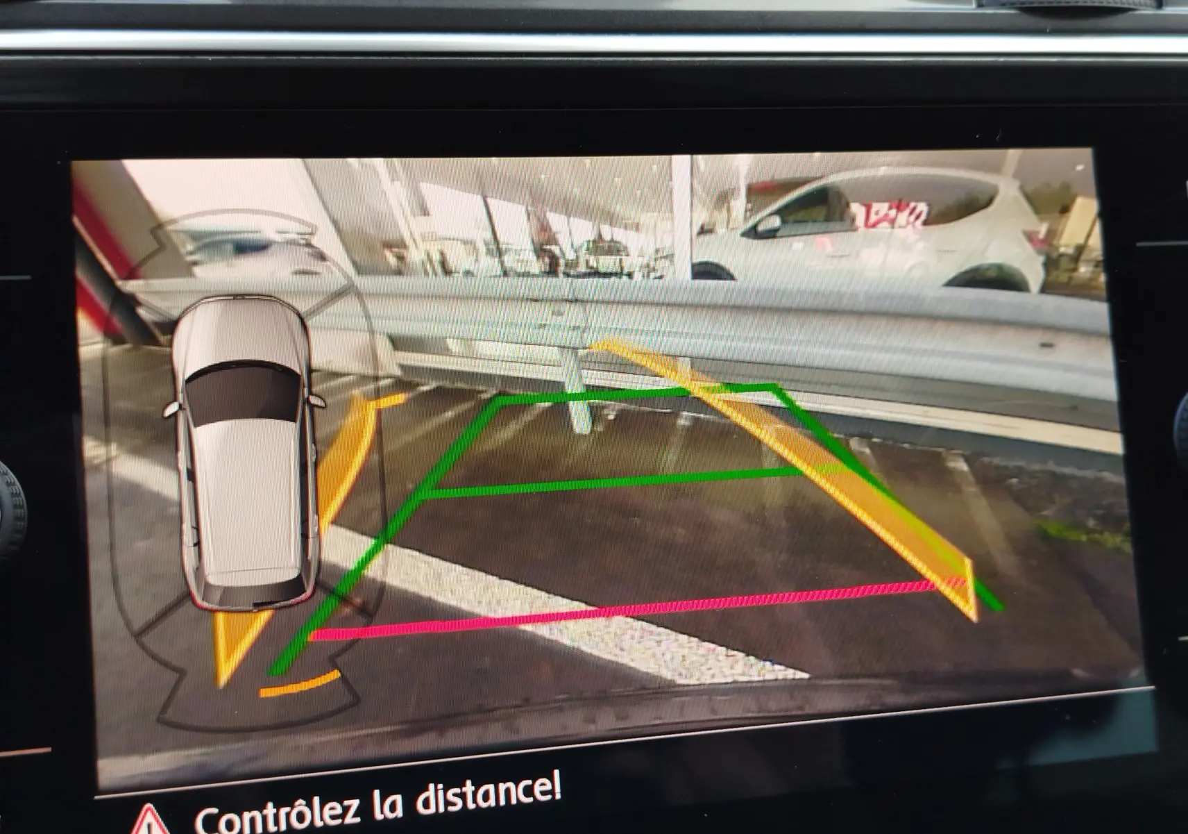 Vue écran caméra de recul du Volkswagen Tiguan 2.0 TDI noir, avec guidage de trajectoire et avertissement de distance.