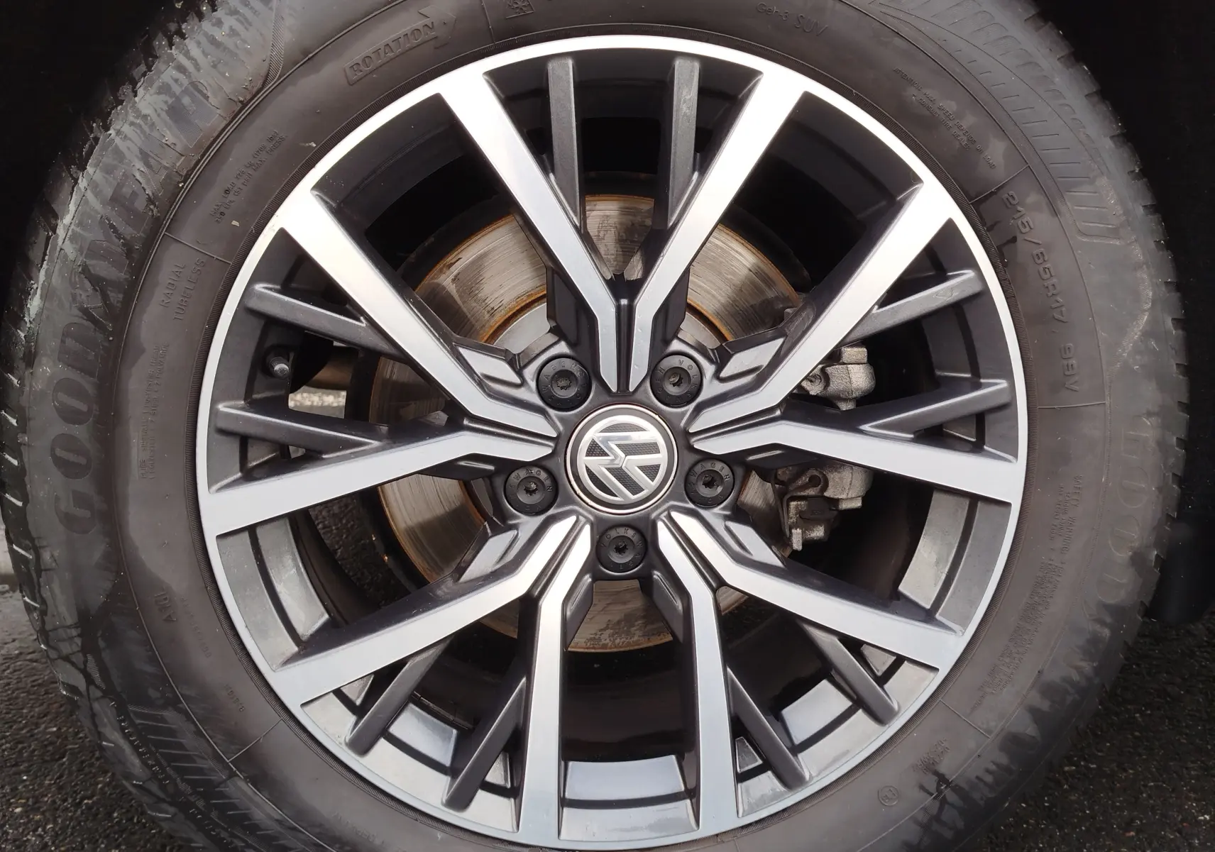 Gros plan sur la jante alliage bicolore et le pneu Goodyear d'un Volkswagen Tiguan noir intense nacré.