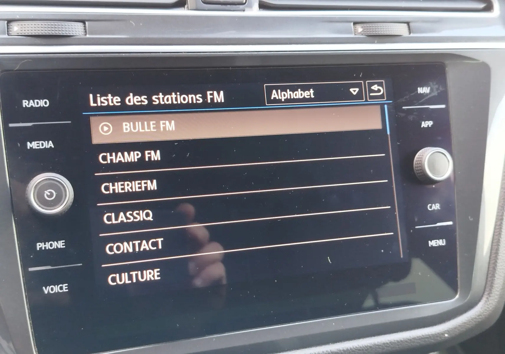 Écran tactile de la console centrale du Volkswagen Tiguan 2019 affichant la liste des stations FM.
