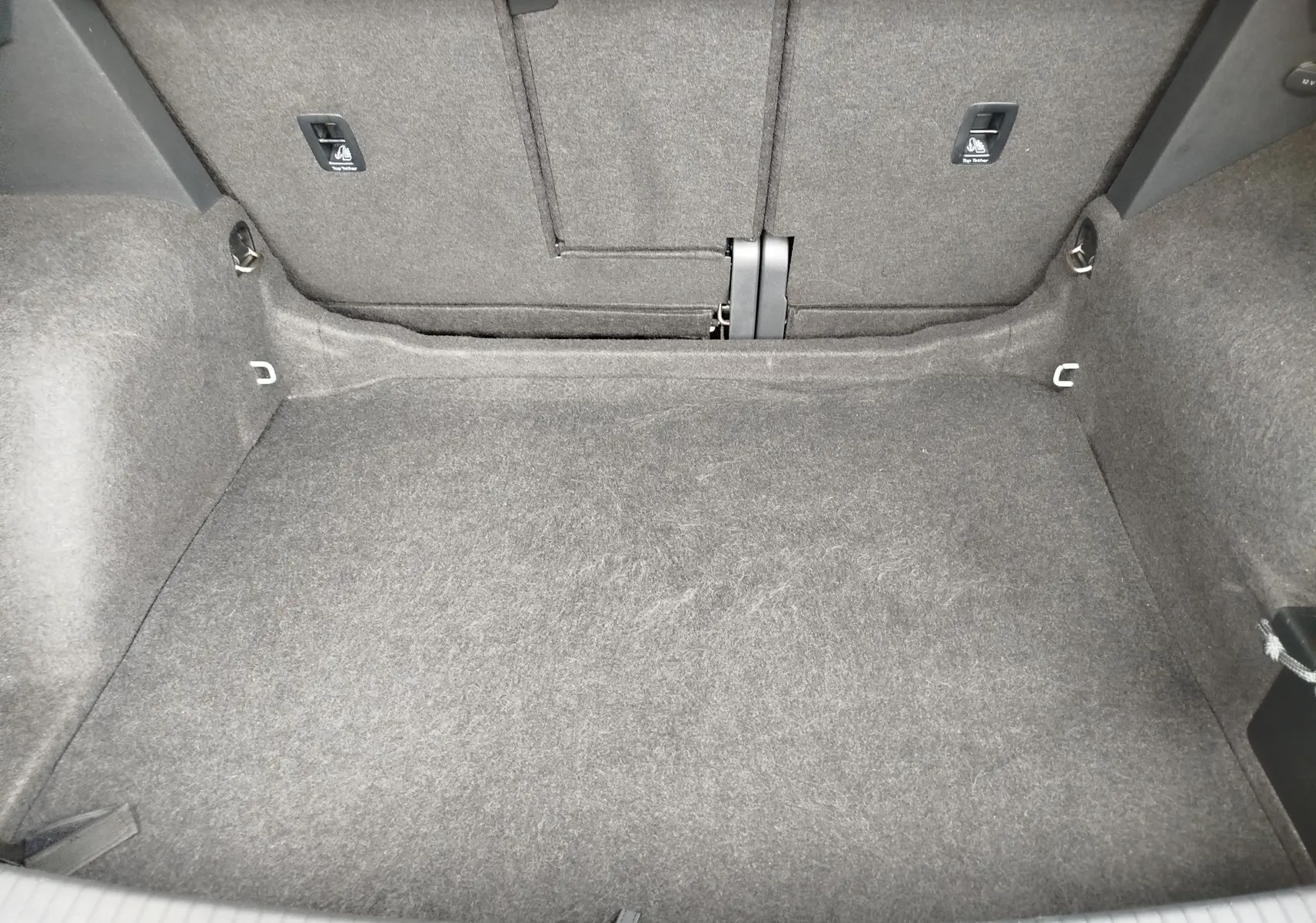 Coffre spacieux et propre du Volkswagen Tiguan 2.0 TDI 150ch Confortline, vue intérieure sans chargement, revêtement gris.