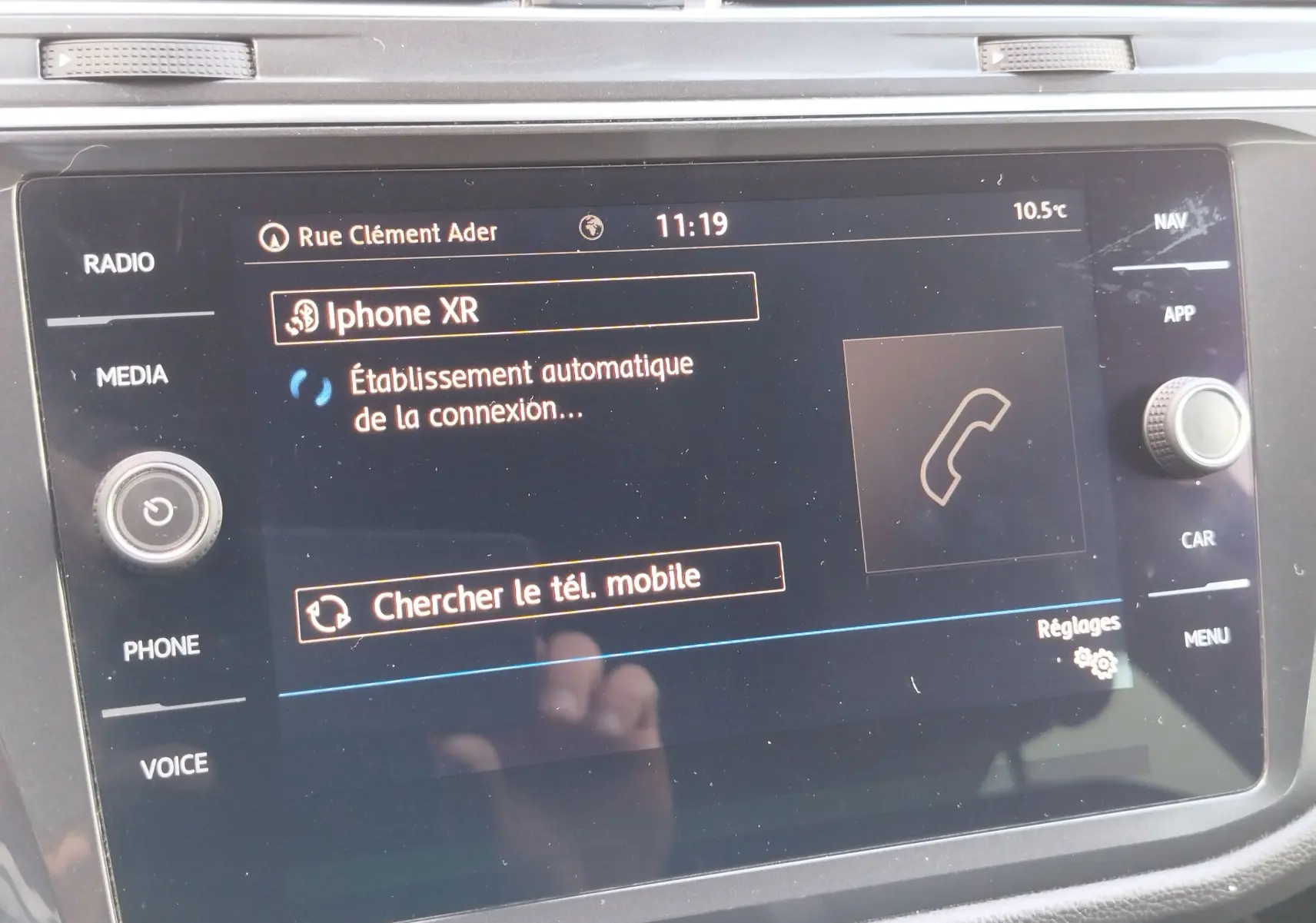 Écran tactile central du Volkswagen Tiguan 2019 affichant la connexion Bluetooth avec un iPhone XR.