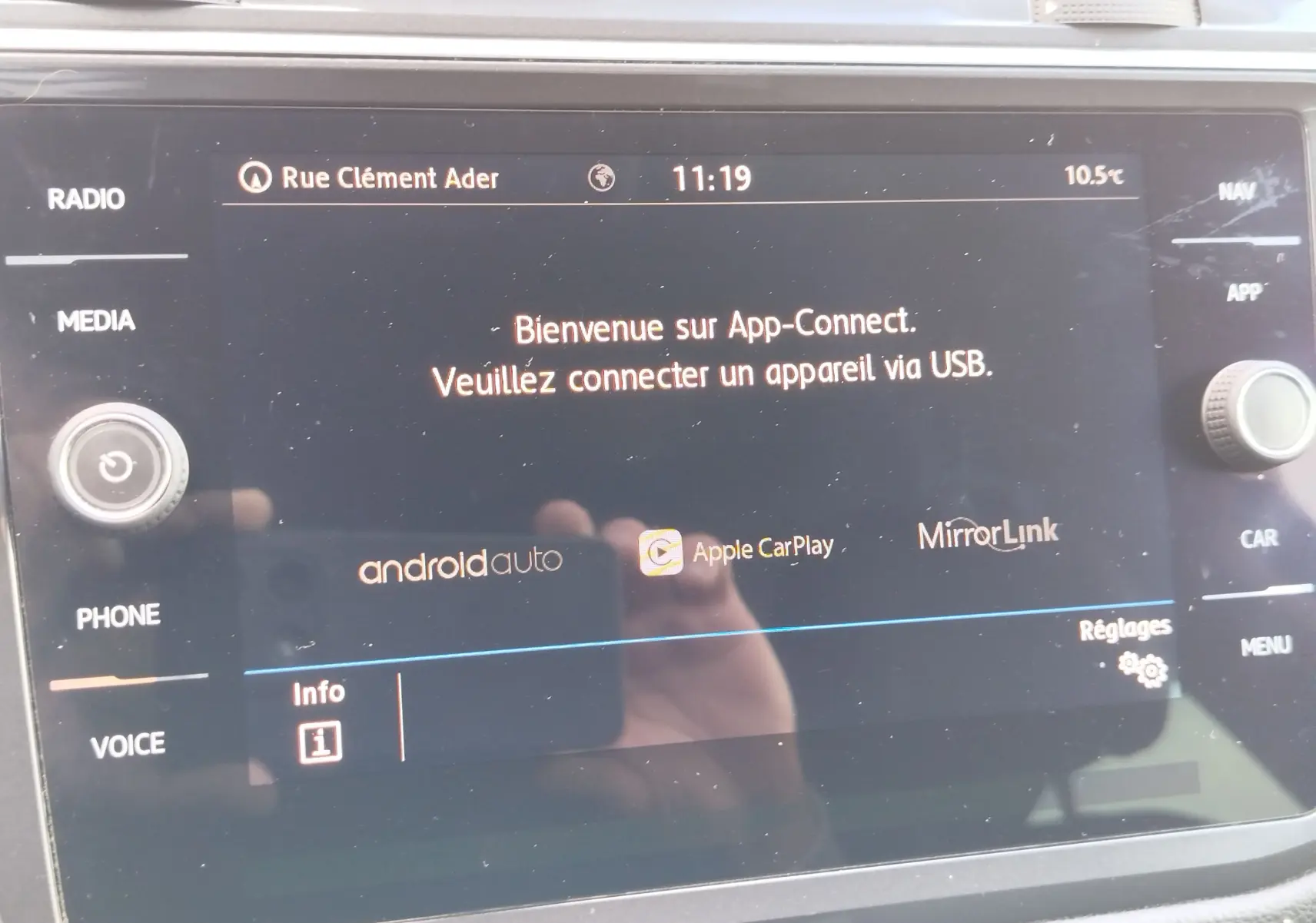 Écran tactile central du Volkswagen Tiguan 2019 noir, affichant l'interface App-Connect avec options Android Auto et Apple CarPlay.