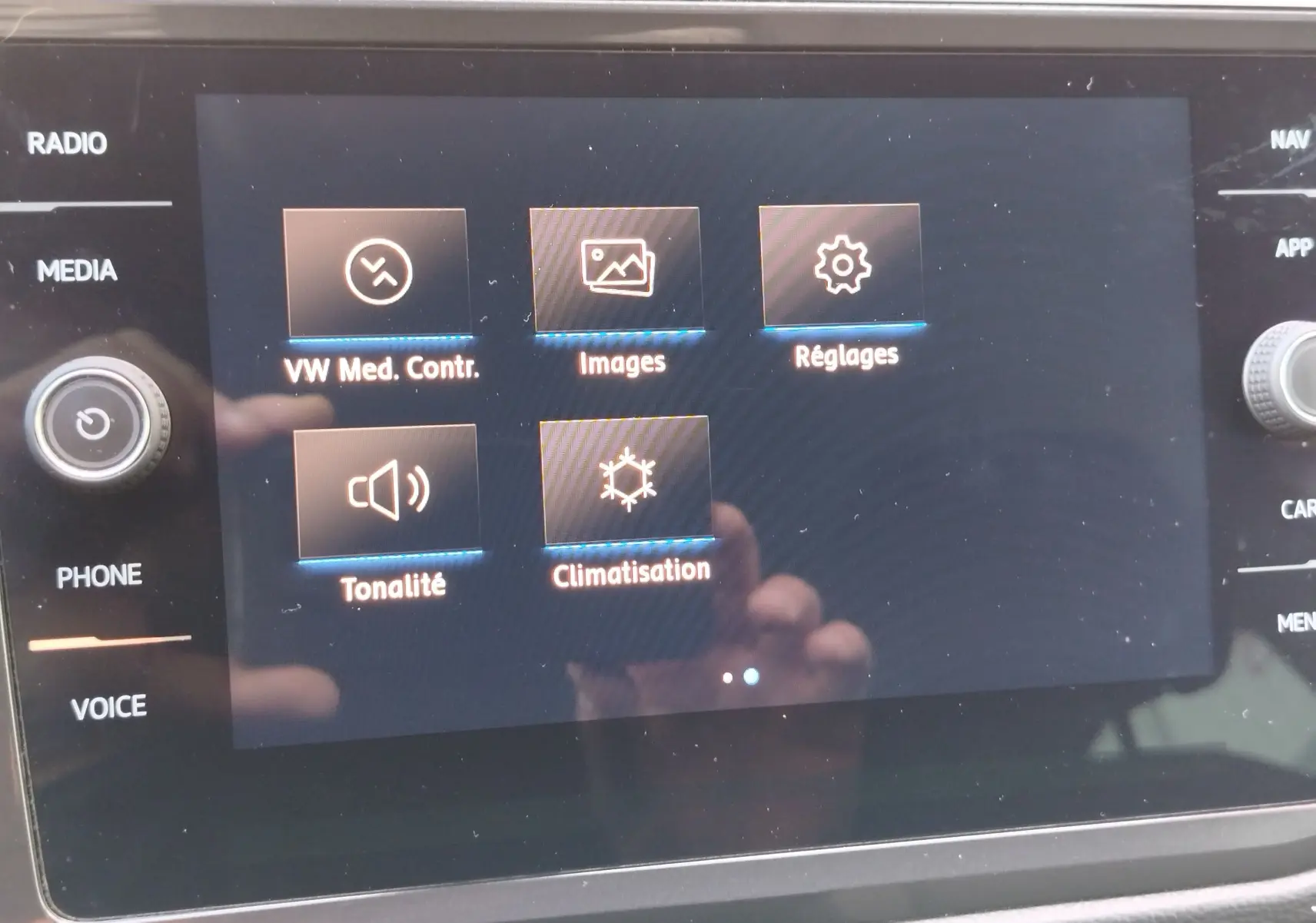 Écran tactile central du Volkswagen Tiguan 2019 affichant les options médias, images, réglages, tonalité et climatisation.