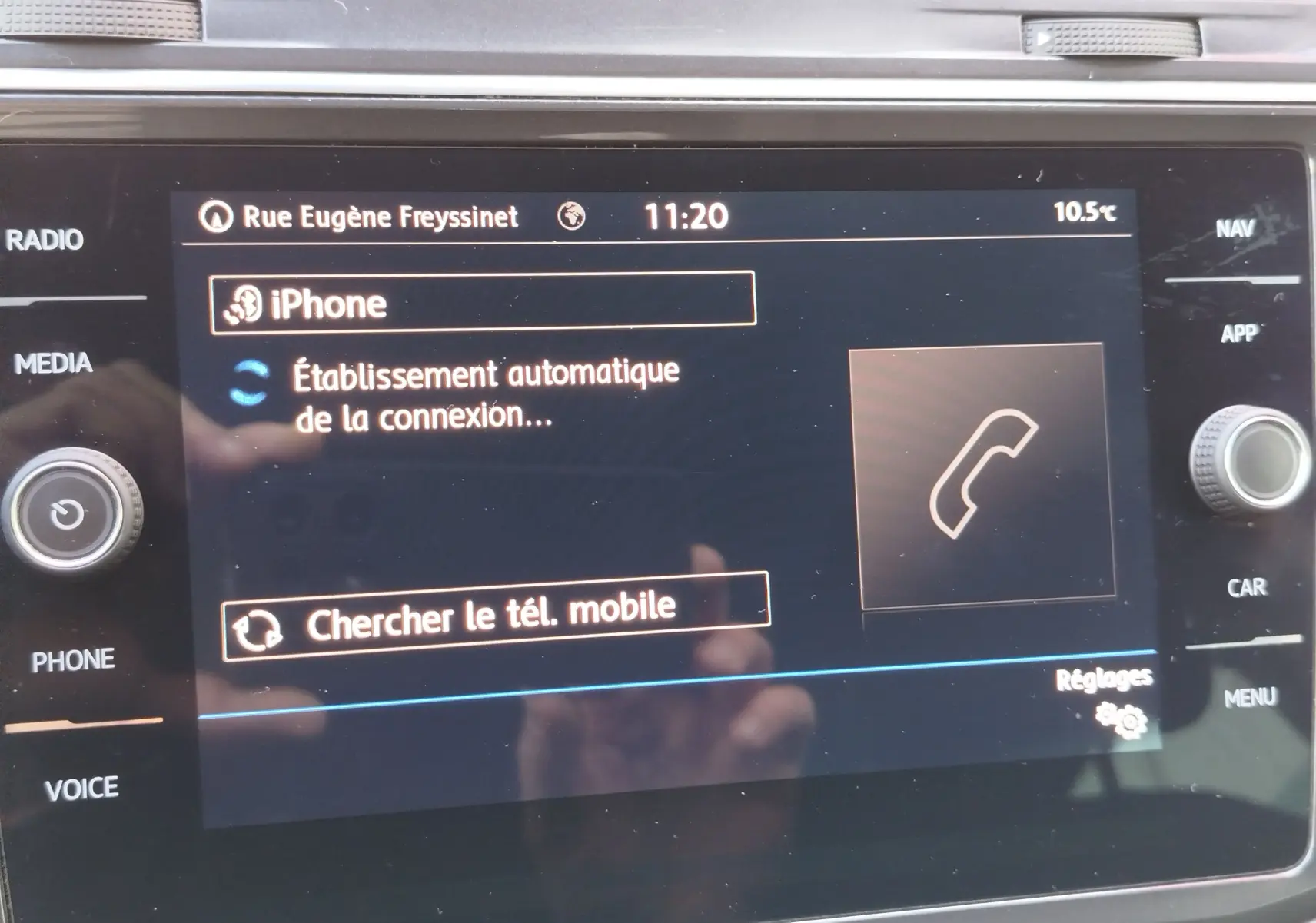 Écran tactile central du Volkswagen Tiguan 2019 affichant la connexion Bluetooth en cours avec un iPhone.