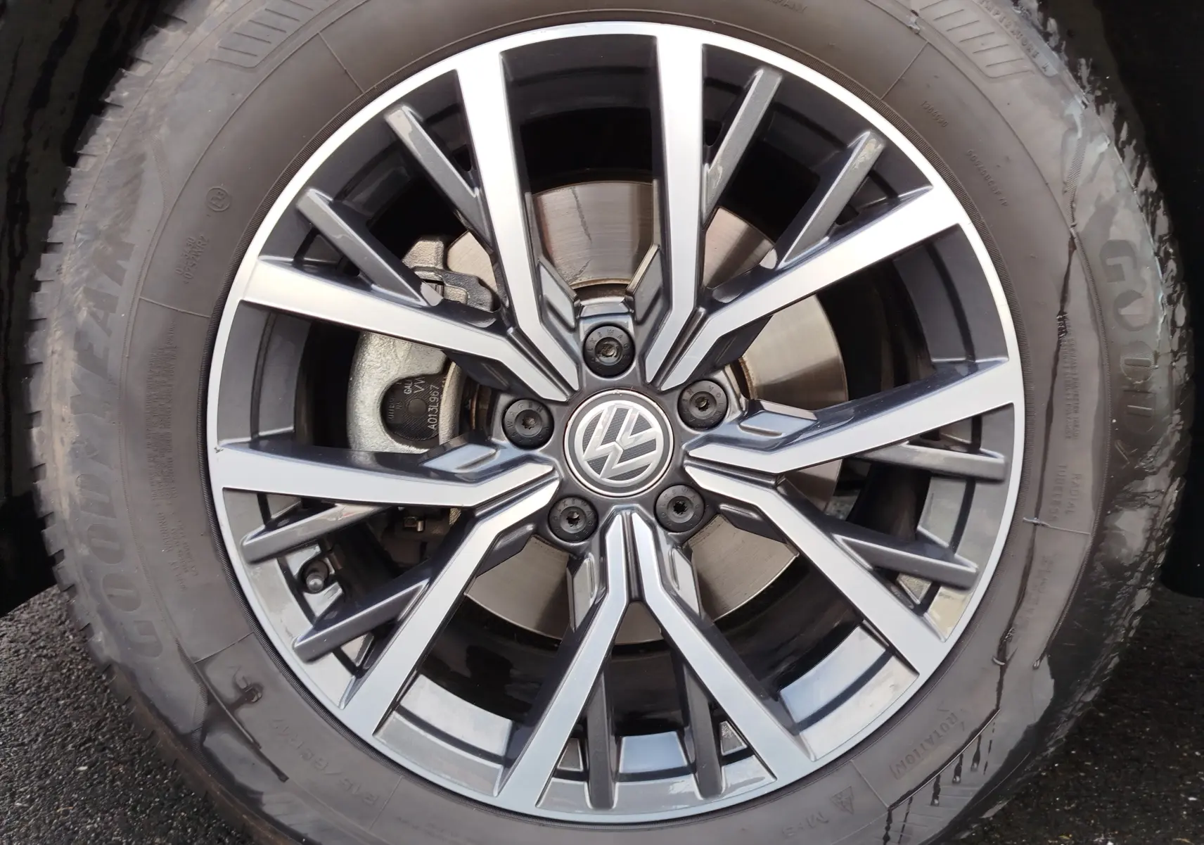 Gros plan sur la jante alliage bicolore et le pneu Goodyear d’un Volkswagen Tiguan noir intense nacré.