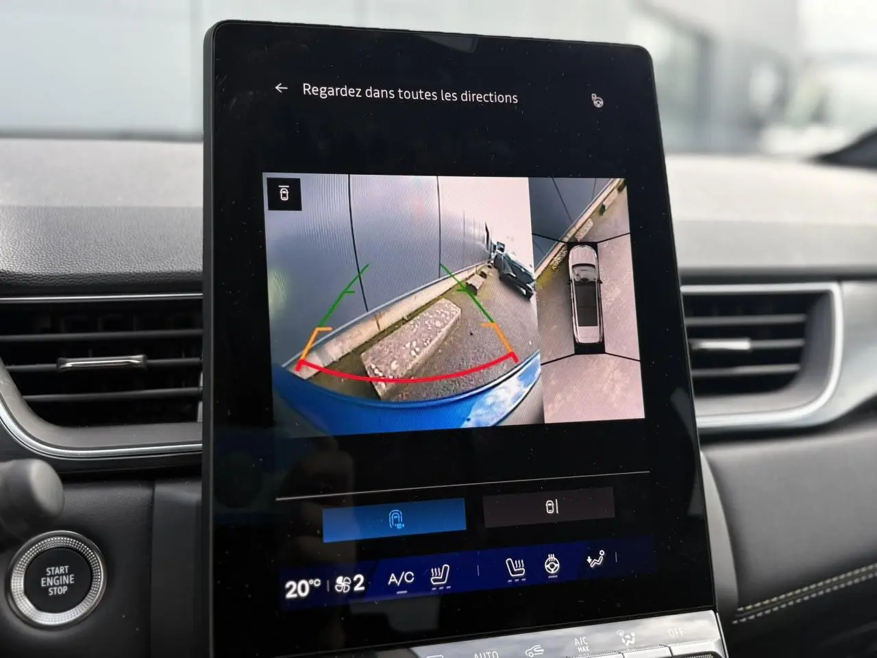 Écran tactile intérieur montrant la caméra 360° avec vue arrière du hayon bleu Iron du Renault Symbioz E-Tech Full Hybrid 2025.