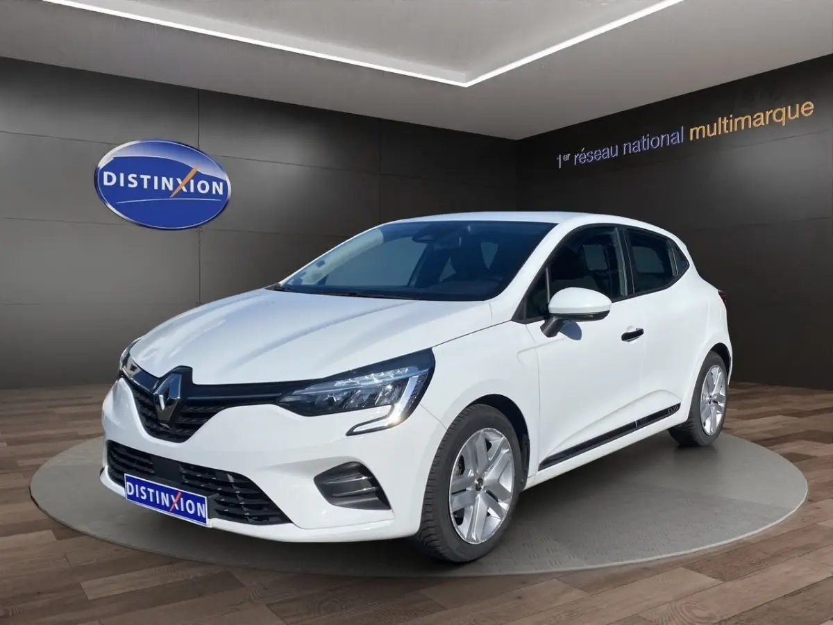 Renault Clio Business E-TECH 140 blanche vue 3/4 avant droit, avec phares LED et jantes alliage visibles.