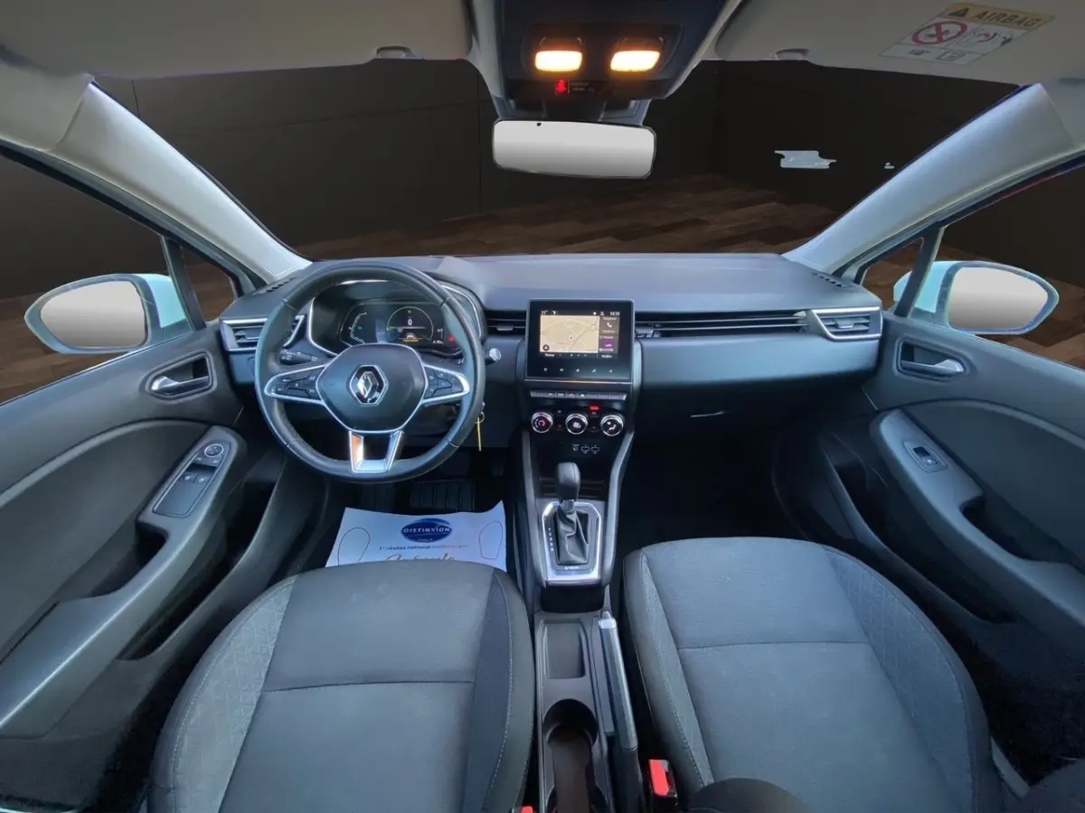 Vue intérieure avant de la Renault Clio Business E-TECH 2021, volant multifonctions, écran tactile central et sièges noirs.
