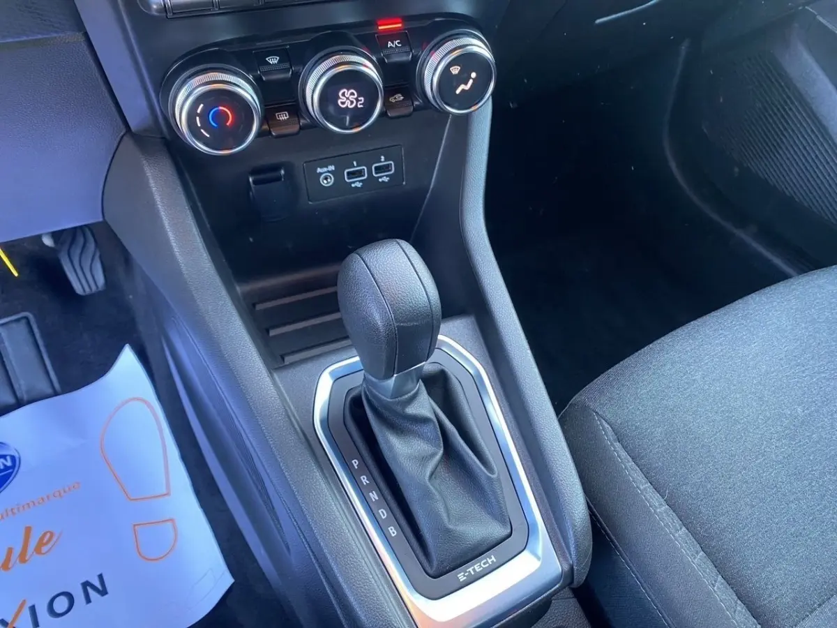 Le levier de vitesse automatique noir de la Renault Clio Business E-TECH 140, avec commandes de climatisation en haut.