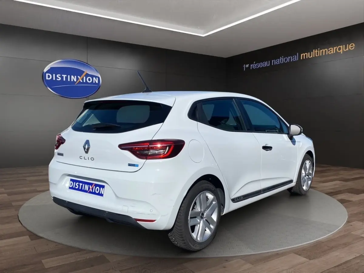 Vue 3/4 arrière droite d'une Renault Clio Business Réversible E-TECH 140 blanche, avec feux LED et jantes alliage visibles.