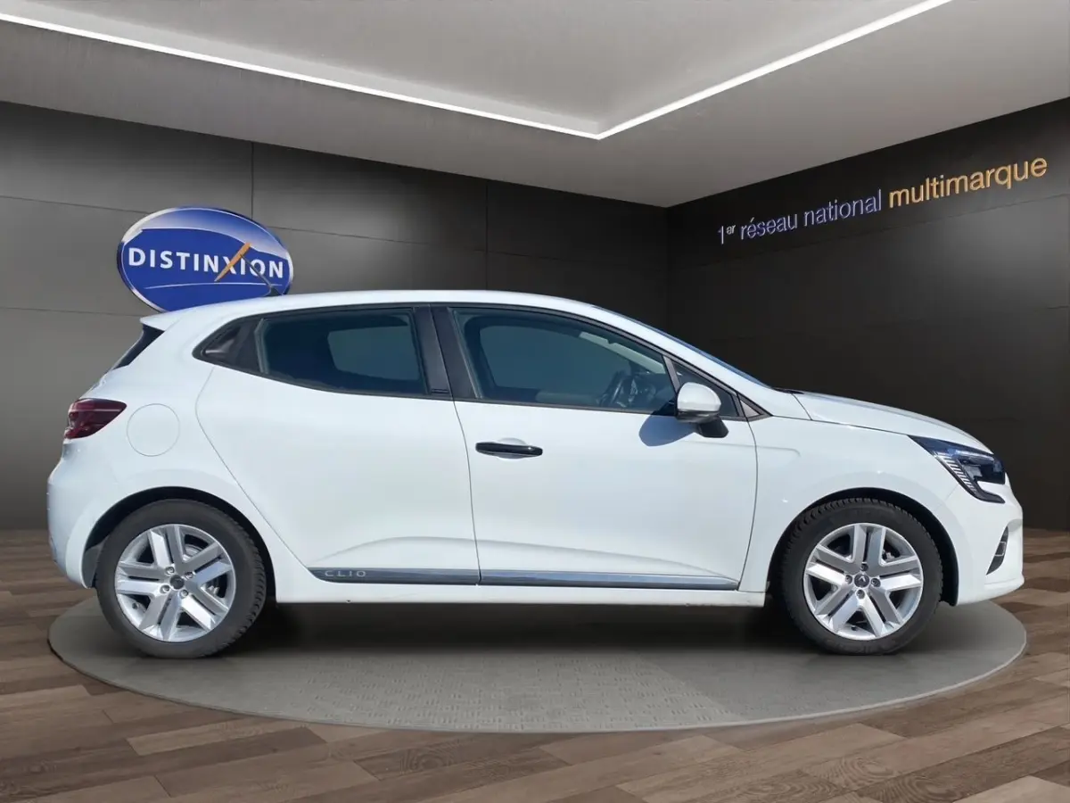 Profil droit d'une Renault Clio blanche 2021 Business Réversible E-TECH 140 avec jantes alliage et feux LED.