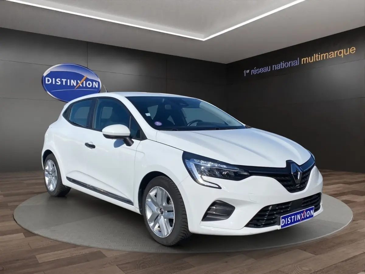 Renault Clio Business E-TECH 140 blanche vue 3/4 avant droit, avec phares LED et jantes alliage visibles.