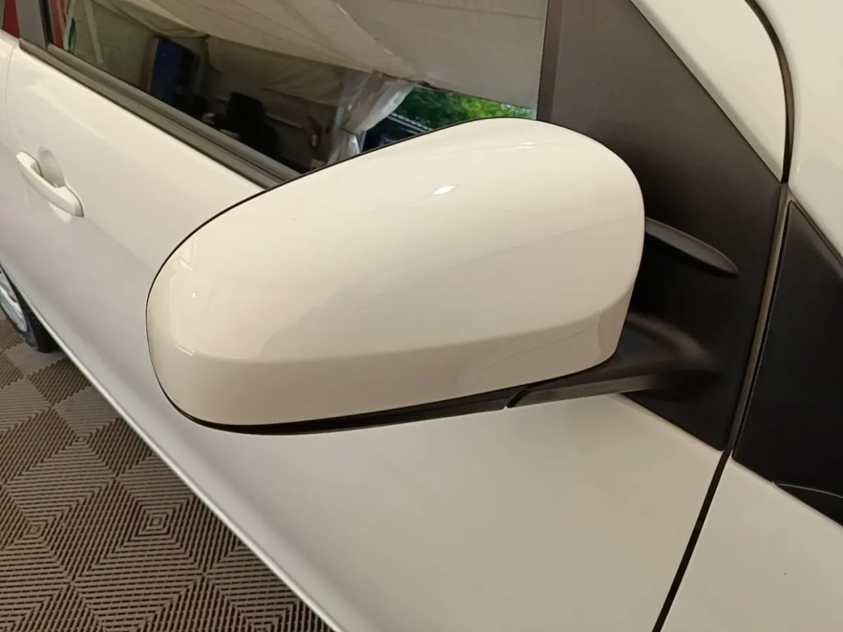 Gros plan sur le rétroviseur extérieur gauche blanc d'une Peugeot 108 VTI 72 S&S Active 2020.