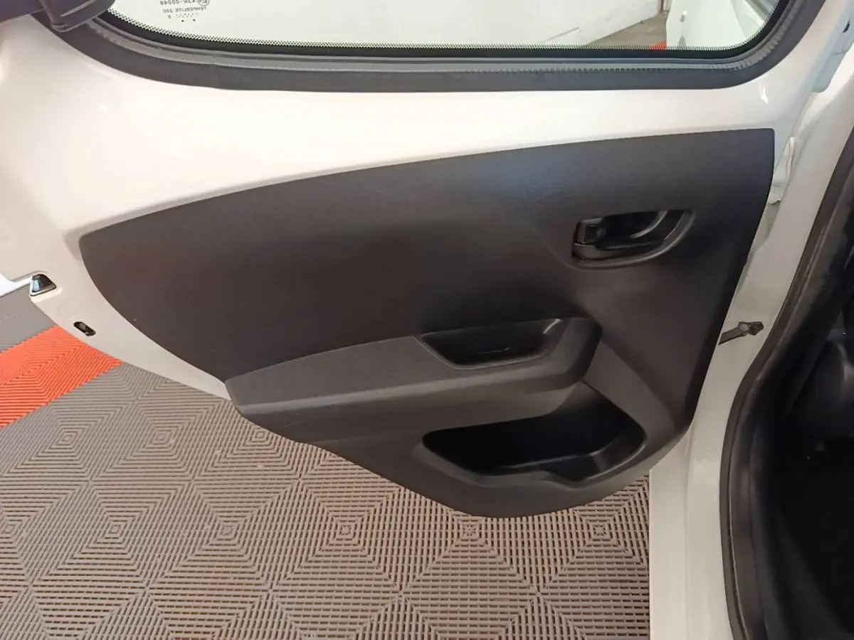 Vue rapprochée de la porte arrière droite blanche du Peugeot 108 VTI 72 S&S Active avec panneau intérieur noir.